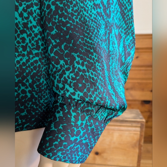 Who What Wear Green & Black Snake Skin Print Top Medium - Picture 11 of 12